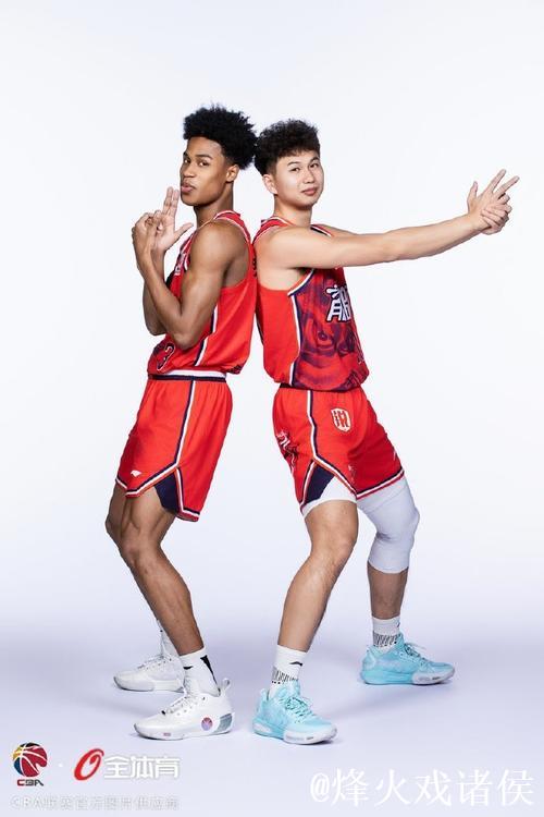 广州男篮社媒分享新赛季球队定妆照：新赛季各式各样的组合
