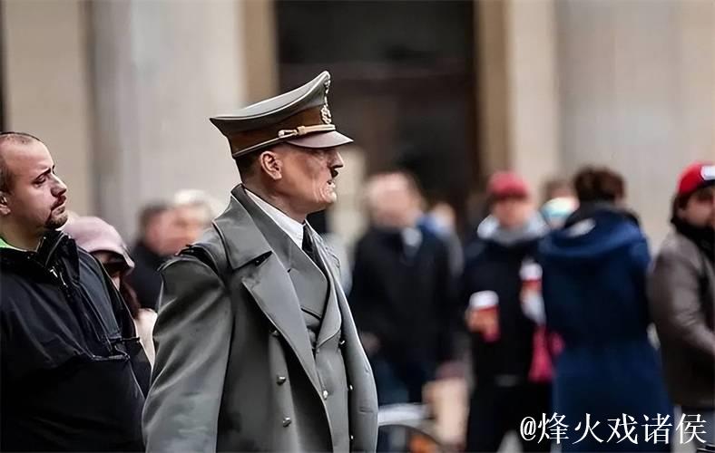 球员庆祝时跳广告牌 掉到1层楼高的深坑：希特勒在任时德国人挖的